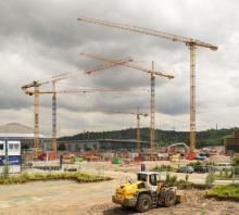 Liebherr tower cranes on the ARENA BRNO construction site