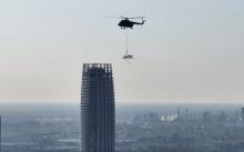 Montáž jeřábu vrtulníkem na Obchodní ulici